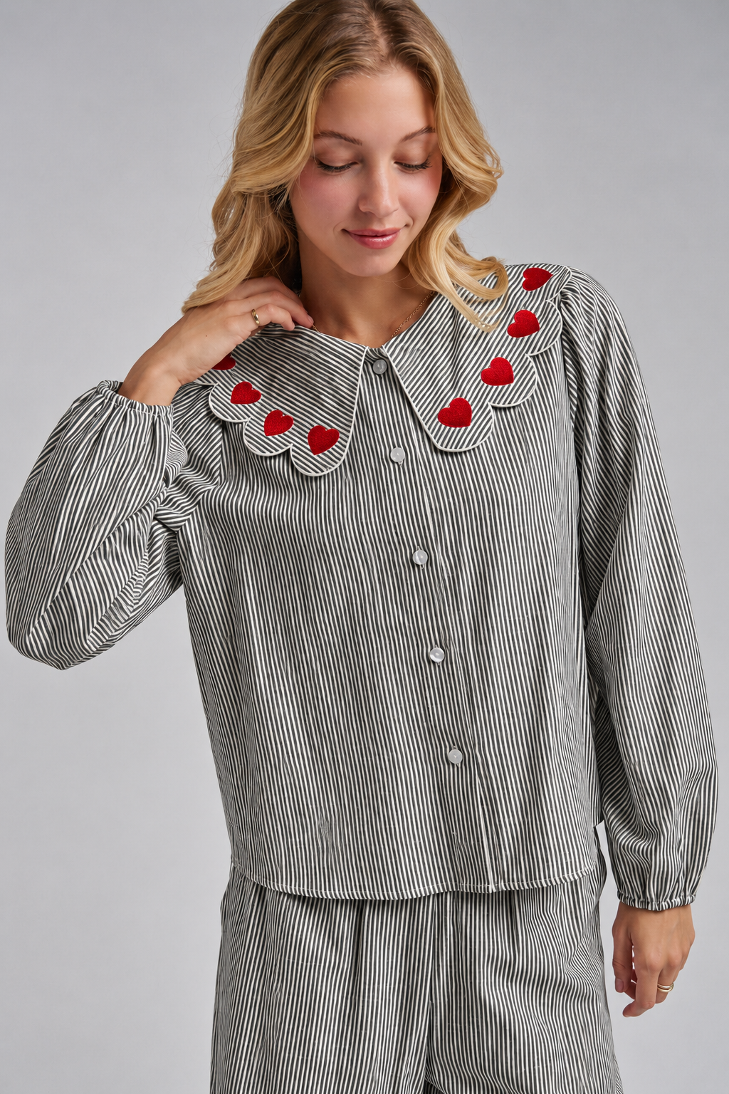 PIN STRIPE HEART SCALLOP COLLAR BLOUSE