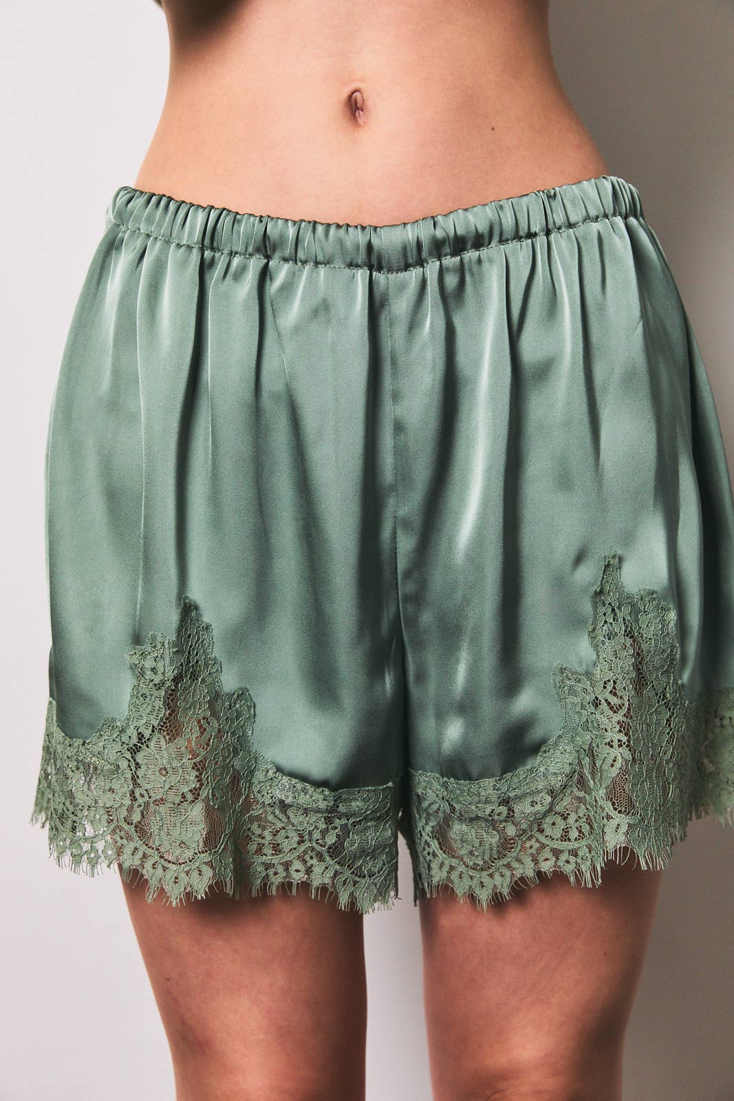 ELASTIC WAIST MID RISE LACE TRIM SHORTS: Black / M