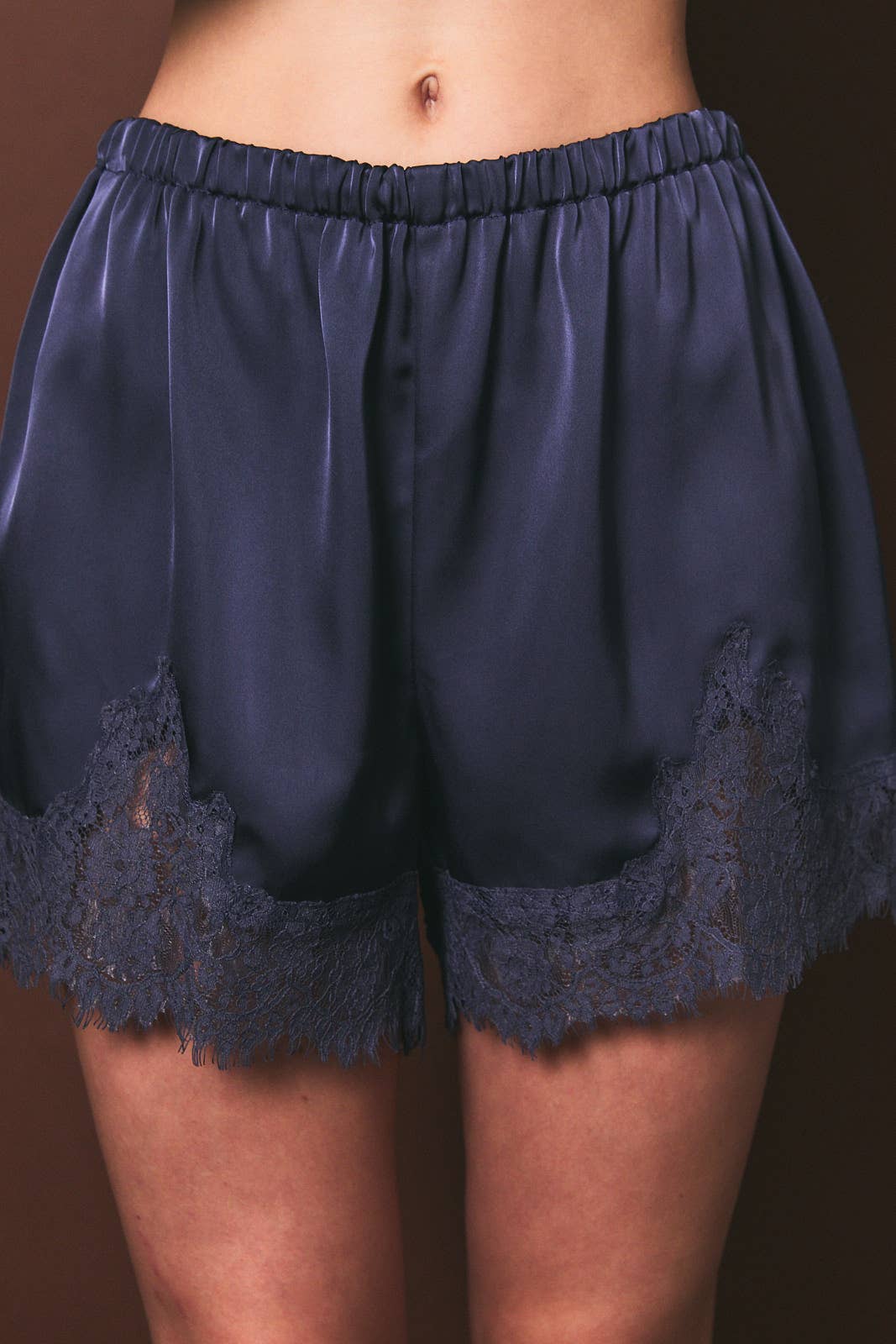 ELASTIC WAIST MID RISE LACE TRIM SHORTS: Black / M