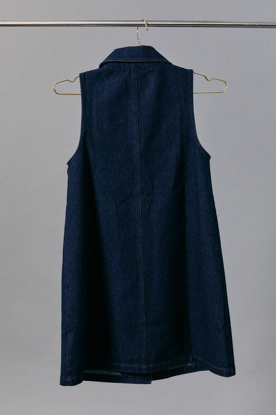 COLLARED SLEEVELESS BUTTON DOWN DENIM DRESS: INDIGO / M