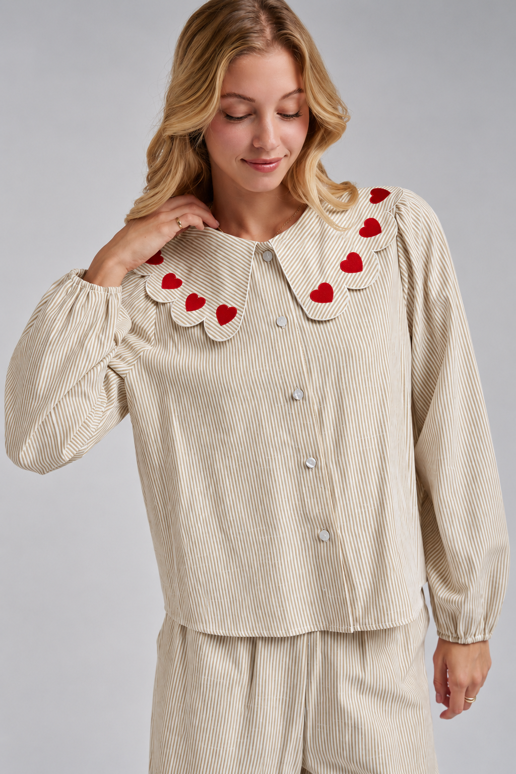 PIN STRIPE HEART SCALLOP COLLAR BLOUSE