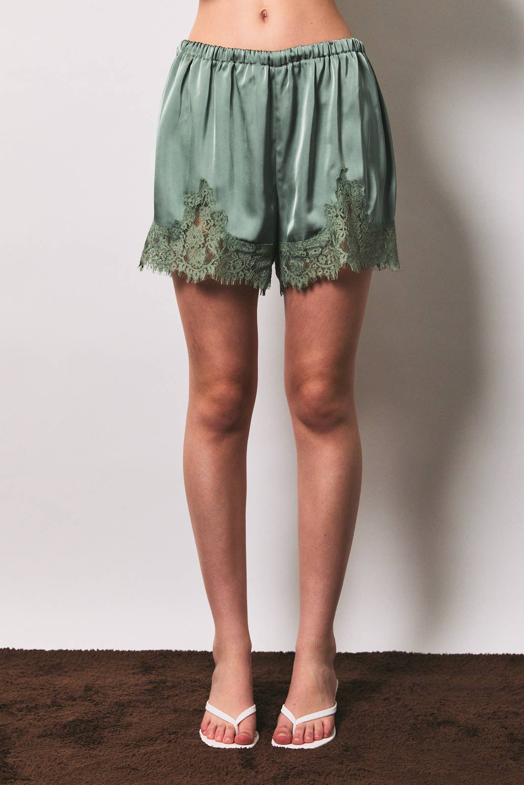 ELASTIC WAIST MID RISE LACE TRIM SHORTS: Black / XS