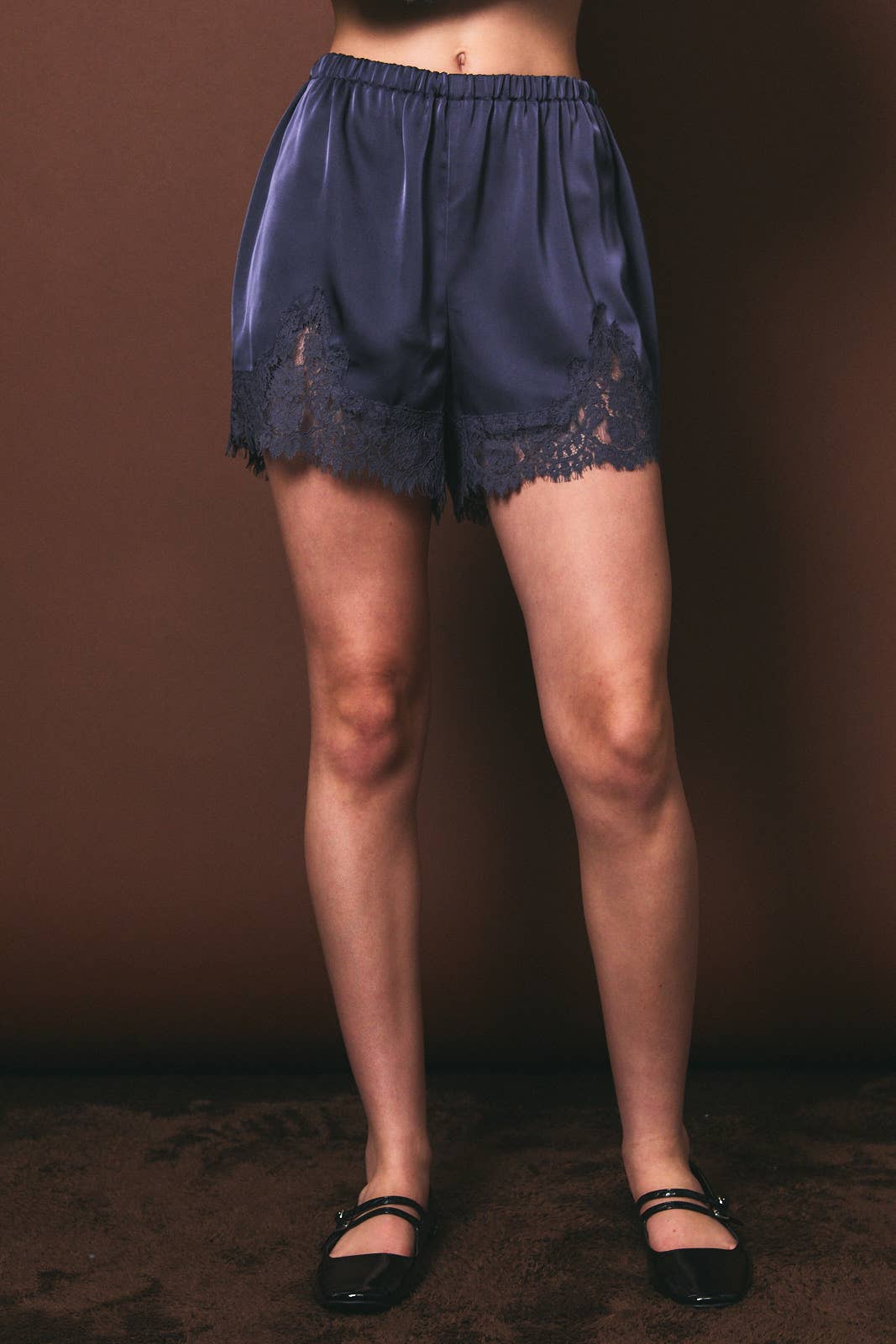 ELASTIC WAIST MID RISE LACE TRIM SHORTS: Black / XS
