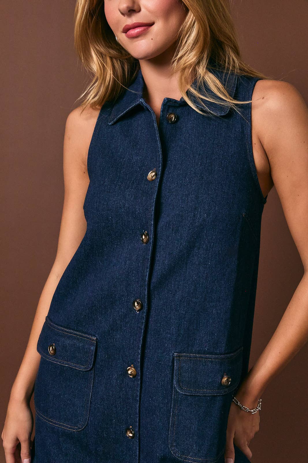 COLLARED SLEEVELESS BUTTON DOWN DENIM DRESS: INDIGO / L