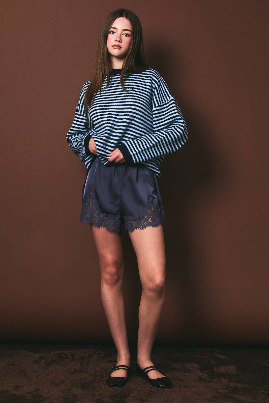 ELASTIC WAIST MID RISE LACE TRIM SHORTS: Black / M