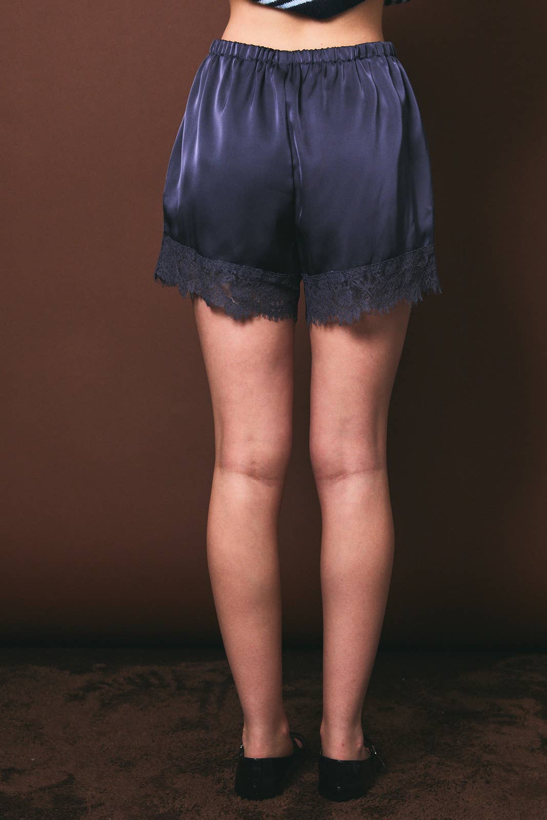 ELASTIC WAIST MID RISE LACE TRIM SHORTS: Black / XS