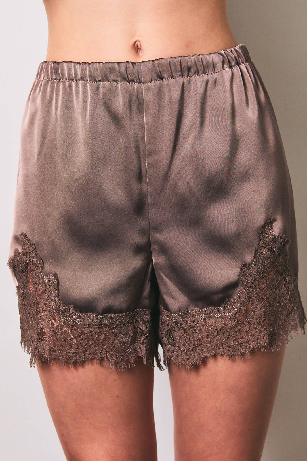 ELASTIC WAIST MID RISE LACE TRIM SHORTS: Black / M