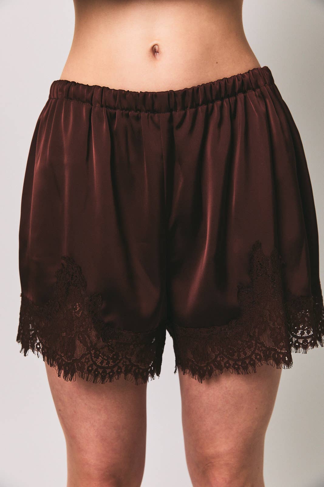 ELASTIC WAIST MID RISE LACE TRIM SHORTS: Black / M